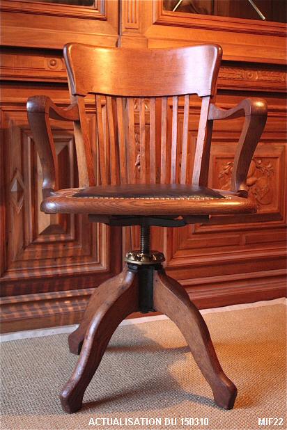 Fauteuil de bureau de type "am�ricain", vers 1930, pivotant, r�glable en hauteur, assise cuir, ch�ne massif.