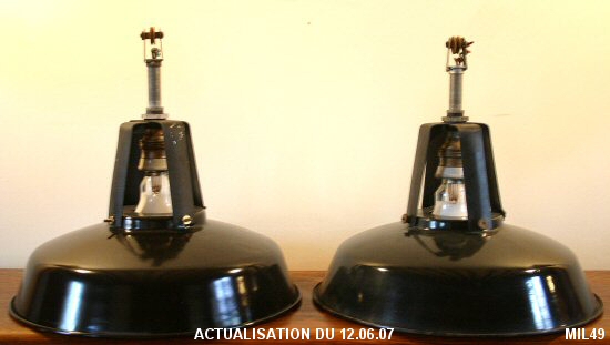 Jolies suspensions industrielles, vers 1950, �mail, coloris noir, (8 mod�les disponibles).