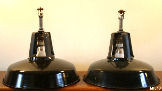 Jolies suspensions industrielles, vers 1950, émail, coloris noir, (8 modèles disponibles).