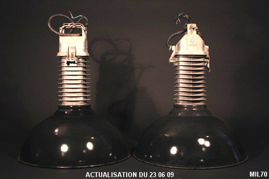 Jolies suspensions industrielles de marque PHILIPS, vers 1950, puissance 250 Watts, beau d�tail graphique d'ailettes, �mail noir ext�rieur blanc int�rieur et  fonte d'aluminium. Deux mod�les disponibles.