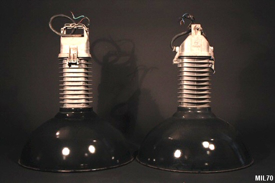 Jolies suspensions industrielles de marque PHILIPS, vers 1950, puissance 250 Watts, beau dtail graphique d'ailettes, mail noir extrieur blanc intrieur et  fonte d'aluminium. Deux modles disponibles.