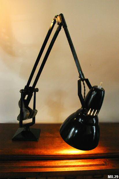 Lampe de type industriel vers 1950, articule, bras  contre-poids, laque noir