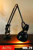 Lampe de type industriel vers 1950, articule, bras  contre-poids, laque noir