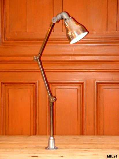 Lampe industrielle anglaise, vers 1950, à fixer, bras articulé, réflecteur alu.