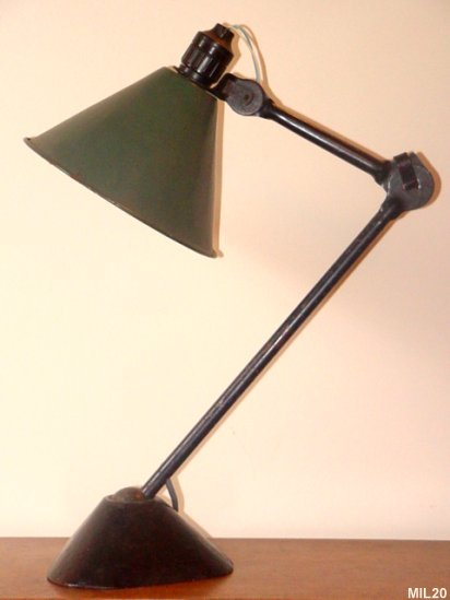 Lampe industrielle GRAS vers 1950, socle fonte, bras articulés, réflecteur laqué vert wagon.