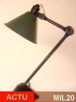 Lampe industrielle GRAS vers 1950, socle fonte, bras articuls, rflecteur laqu vert wagon.