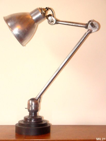 Lampe industrielle GRAS, vers 1950, socle acier, bras articulé, réflecteur alu.