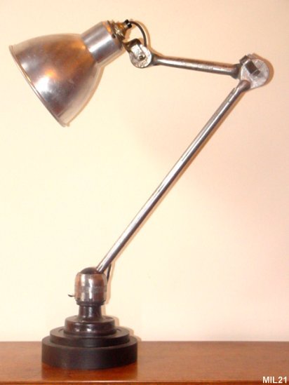 Lampe industrielle GRAS, vers 1950, socle acier, bras articul, rflecteur alu.