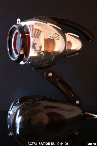 Lampe de type Streamline, Hanau,  vers 1940, articul�e, bak�lite et r�flecteur en aluminium poli, signature en relief, verre rouge amovible.