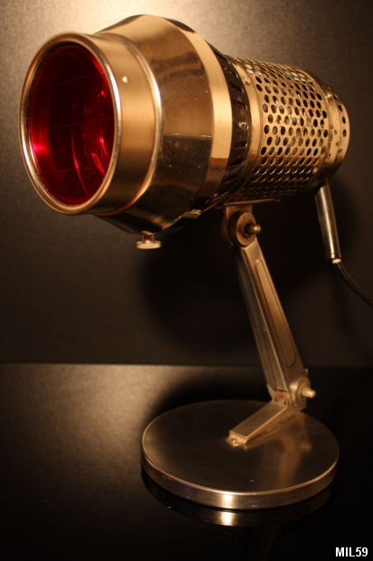 Lampe Sollux "Grandiosa", modèle 54, articulée, métal nickelé, poignées en bakélite, filtre rouge.