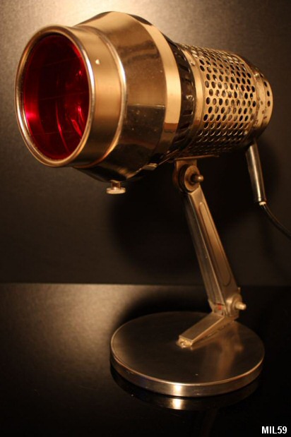 Lampe Sollux "Grandiosa", modle 54, articule, mtal nickel, poignes en baklite, filtre rouge.