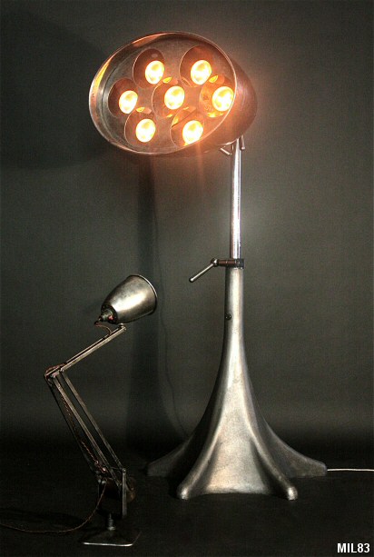 Luminaire original, trs belle russite d'assemblage entre un projecteur de carrosserie et un pied fonte d'origine dcor de cinma, quip d'ampoules domestiques E27 et d'un variateur de puissance, aluminium patin et chrome.