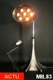 Luminaire original, trs belle russite d'assemblage entre un projecteur de carrosserie et un pied fonte d'origine dcor de cinma, quip d'ampoules domestiques E27 et d'un variateur de puissance, aluminium patin et chrome.