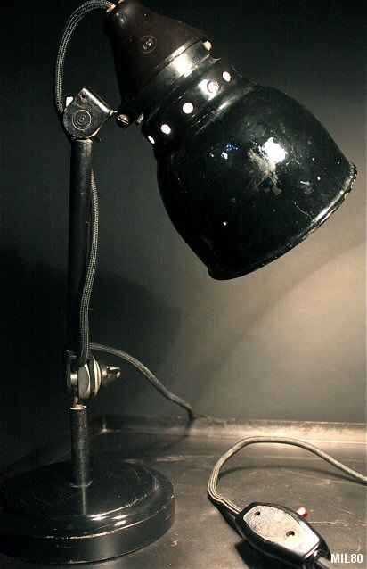 Petite lampe de bureau BAUHAUS vers 1930, origine Allemagne, nombreuses articulations, joli dtail de serrage, interrupteur baklite, rflecteur maill noir, acier laqu noir.