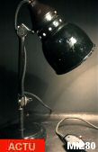 Petite lampe de bureau BAUHAUS vers 1930, origine Allemagne, nombreuses articulations, joli dtail de serrage, interrupteur baklite, rflecteur maill noir, acier laqu noir.