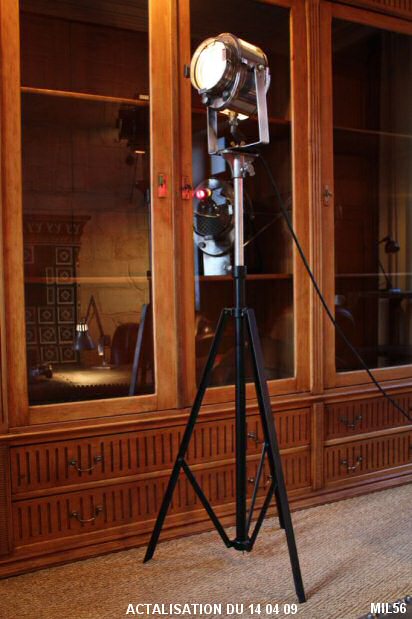 Projecteur de cin�ma de marque � CREMER � type 500 , vers 1940, poli glass, lentille Fresnel, poign�e bobine, pied d'origine, hauteur r�glable,  acier laqu� noir et aluminium.