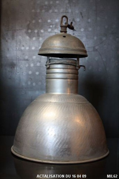 Lampe industrielle (suspension), tr�s beau mod�le en aluminium, d'�poque 1940, r�glable en hauteur, tr�s bon �tat g�n�ral, 6 pi�ces disponibles