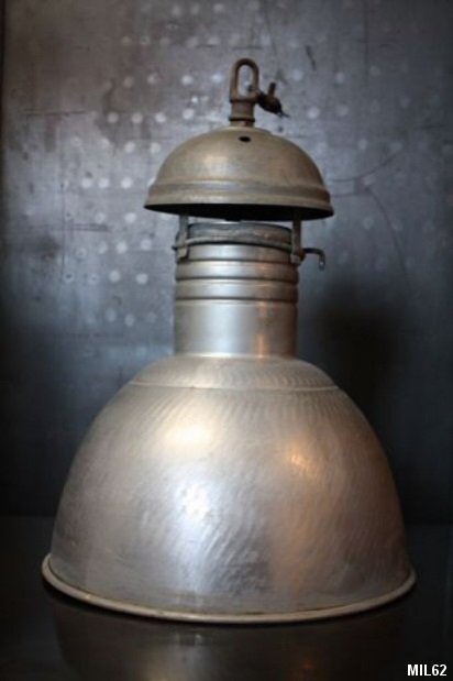 Lampe industrielle (suspension), très beau modèle en aluminium, d'époque 1940, réglable en hauteur, très bon état général, 6 pièces disponibles
