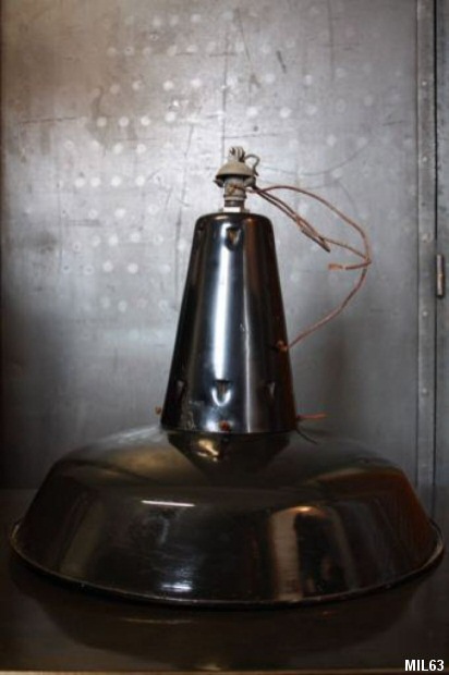 Lampe industrielle (suspension), modle ancien vers 1940 (avec poulie), mail noir extrieur, blanc intrieur, trs bon tat, 4 pices disponibles 