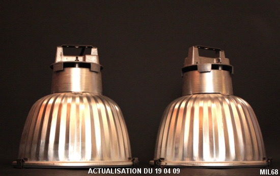 Suspension industrielle de marque MAZDA, tr�s beau mod�le en aluminium cannel� vers 1960, �quip� d'une protection en perspex. Six mod�les disponibles