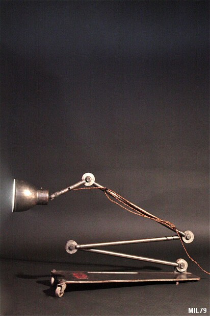 Lampe d'atelier de mécanique "DESVIL" vers 1950, nombreuses articulations, sur socle à roulettes, acier brut, coloris graphite