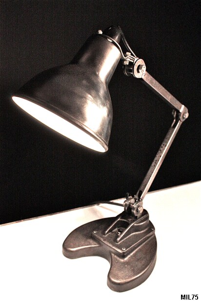 Lampe  poser de type industriel vers 1950, d'origine anglaise, nombreuses articulations, interrupteur sur socle, acier brut et fonte.