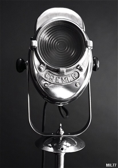 Projecteur de cinma de marque  CREMER , vers 1940, puissance de 250 Watts, pied tripode, hauteur rglable, bouton latral en baklite. Acier poli, aluminium et lentille Fresnel.