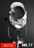 Projecteur de cinéma de marque « CREMER », vers 1940, puissance de 250 Watts, pied tripode, hauteur réglable, bouton latéral en bakélite. Acier poli, aluminium et lentille Fresnel.