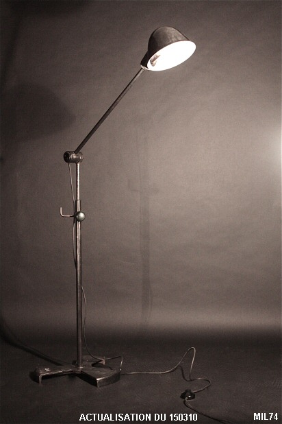 Lampadaire de carrossier, vers 1950, tr�s beau pied fa�on h�lice, r�glable en hauteur, m�tal brut vernis, coloris graphite.