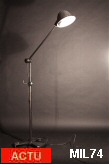Lampadaire de carrossier, vers 1950, très beau pied façon hélice, réglable en hauteur, métal brut vernis, coloris graphite.