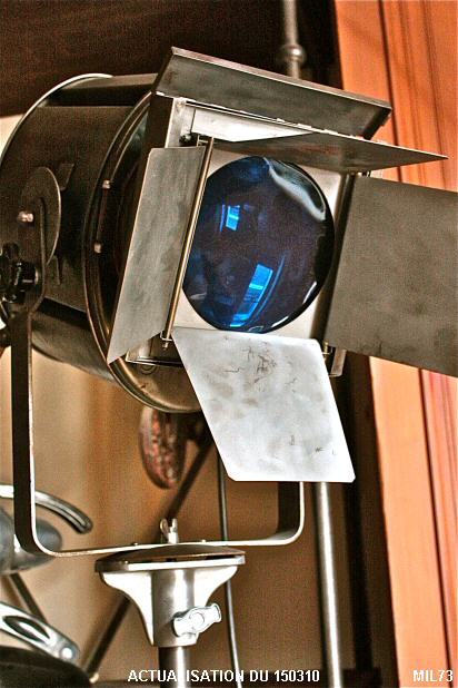 Projecteur de cin�ma de marque �&nbsp;CREMER&nbsp;� type 1 KW, vers 1940, m�tal graphite, lentille Fresnel et g�latine bleue, pied d'origine, hauteur r�glable,  acier brut et aluminium. Equip� en douille E27, accepte toutes les ampoules domestique.