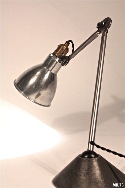 Lampe "GRAS" à poser, vers 1950, socle fonte, bras articulé, réflecteur aluminium poli; parfait état