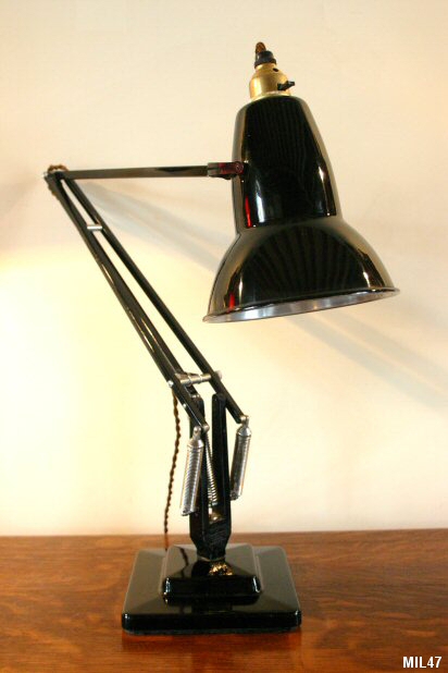 Lampe de bureau Georges CARWARDINE, vers 1932 pour Herbert Terry & Sons, Design breveté, racheté en 1937 par Jacob JACOBSEN, coloris noir.
