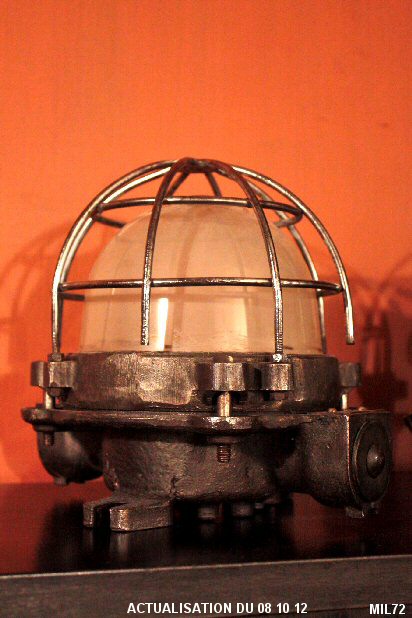 Trs beau modle de lampe de type industriel, vers 1950,  poser en applique ou en plafonnier, verre et fonte d'acier. Deux modles disponibles.