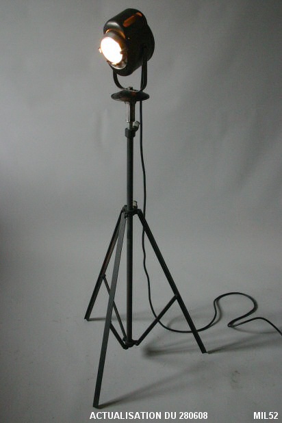 Projecteur de cin�ma de marque �&nbsp;CREMER&nbsp;�, vers 1940, puissance de 250 Watts, pied tripode, hauteur r�glable, bouton lat�ral en bak�lite. Acier laqu� noir, aluminium et lentille Fresnel.