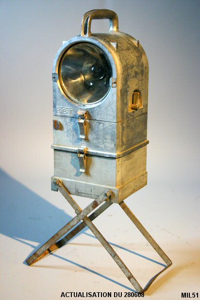 Lampe de chantier de marque � BBT �, vers 1930, pied bipode, poign�e sommitale. Belles proportions, fonte d� aluminium, �lectrifi� secteur.
