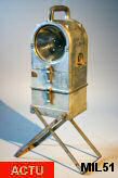 Lampe de chantier de marque  BBT , vers 1930, pied bipode, poigne sommitale. Belles proportions, fonte d aluminium, lectrifi secteur.