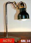 Petite lampe de type industriel, vers 1920, à poser; joli détail d'articulation en laiton, pied acier brut, réflecteur émaillé
