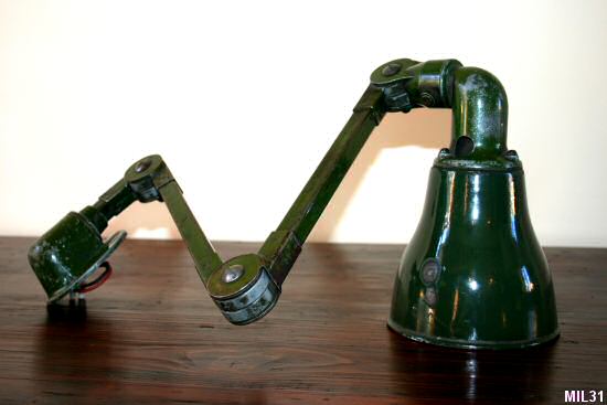 Lampe articulée de type industriel, vers 1940, à fixer, laqué vert et réflecteur émaillé.
