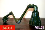 Lampe articule de type industriel, vers 1940,  fixer, laqu vert et rflecteur maill.