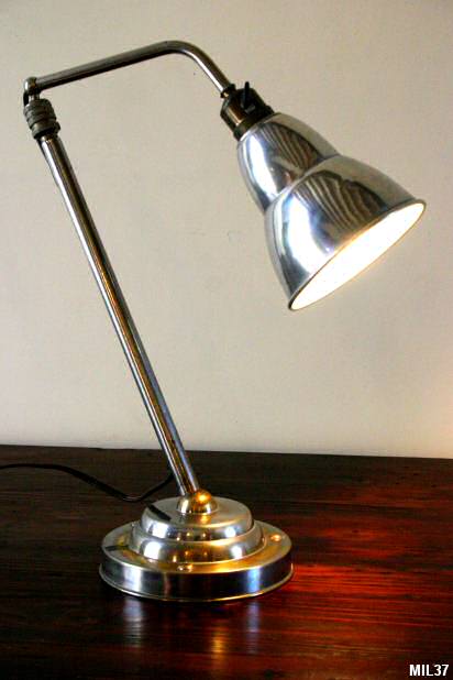 Lampe "GRAS" à poser, vers 1950, socle fonte, bras articulé, réflecteur aluminium poli; parfait état.