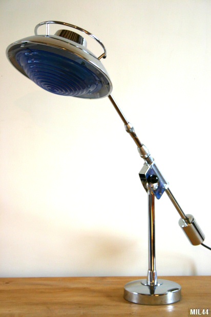 Lampe de type industriel vers 1950, télescopique, réflecteur effet lumière du jour, réflecteur chromé, pied métal laqué gris martelé, filtre en résine bleu ciel
