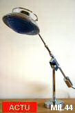 Lampe de type industriel vers 1950, tlescopique, rflecteur effet lumire du jour, rflecteur chrom, pied mtal laqu gris martel, filtre en rsine bleu ciel