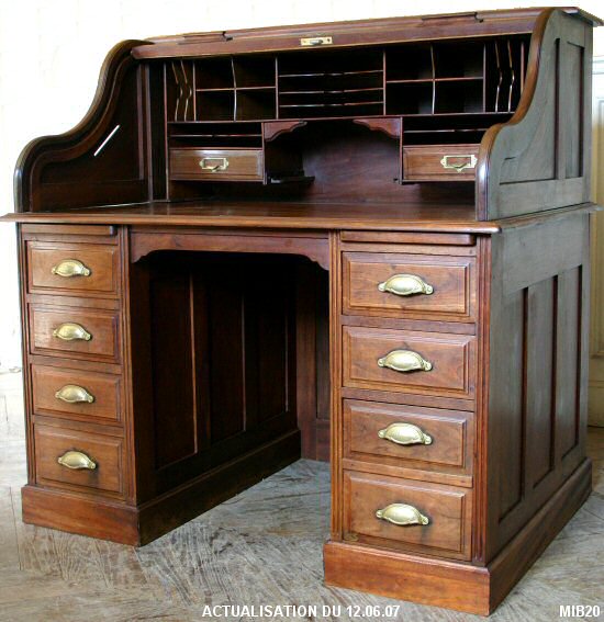 Bureau � cylindre de type dos d'�ne vers 1930 de marque FRANCO AMERICAIN, rideau coulissant, 8 tiroirs, 2 tablettes, int�rieur noyer, 2 tiroirs, nombreuses �tag�res. Corps noyer massif. Poign�es fonte.
