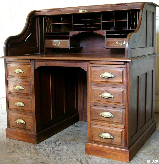 Bureau  cylindre de type dos d'ne vers 1930 de marque FRANCO AMERICAIN, rideau coulissant, 8 tiroirs, 2 tablettes, intrieur noyer, 2 tiroirs, nombreuses tagres. Corps noyer massif. Poignes fonte.