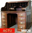 Bureau  cylindre de type dos d'ne vers 1930 de marque FRANCO AMERICAIN, rideau coulissant, 8 tiroirs, 2 tablettes, intrieur noyer, 2 tiroirs, nombreuses tagres. Corps noyer massif. Poignes fonte.