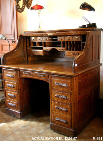 Bureau � cylindre de type dos d'�ne vers 1930, de marque "STANDARD", rideau coulissant, poign�es sculpt�es, 8 tiroirs int�rieurs partie haute, 2 tablettes; 8 tiroirs ext�rieurs, verrouillage automatique; ch�ne massif.