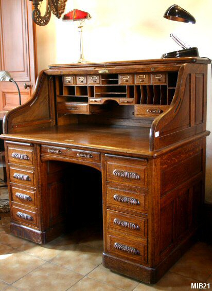 Bureau  cylindre de type dos d'ne vers 1930, de marque "STANDARD", rideau coulissant, poignes sculptes, 8 tiroirs intrieurs partie haute, 2 tablettes; 8 tiroirs extrieurs, verrouillage automatique; chne massif.