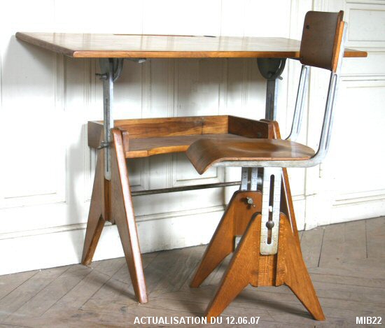 Tr�s bel ensemble pupitre, compos� d'une table de travail et de sa chaise, vers 1960, hauteur r�glable (table + chaise), joli d�tail m�canique, h�tre et fonte d'aluminium, coloris miel.