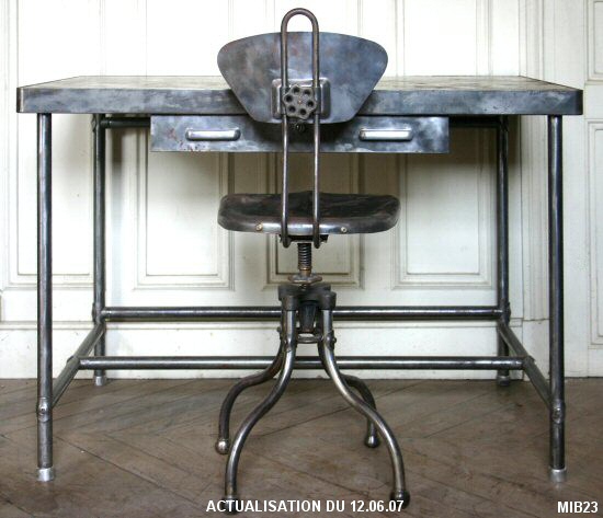 Ensemble "FLAMBO" de type industriel, compos� d'un bureau et de sa chaise, vers 1950, un tiroir central, si�ge pivotant r�glable en hauteur, dossier ajustable, acier brut, bross�.